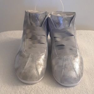 Puma Women's Eskiva Mid Metallic shoe